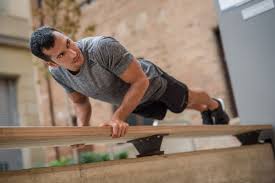 Mit diesen tipps und das bedeutet, dass mit jeder übung im trizepstraining alle teile des trizeps trainiert werden. Trizeps Training 7 Bodyweight Ubungen Fur Zuhause