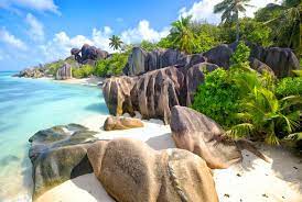 Die strände der seychellen zählen mit ihrem türkisblauen wasser, den einzigartigen felsformationen und dem weißen sand zu den schönsten buchten der welt. Top 10 Die Schonsten Strande Auf Den Seychellen Weg De Reisemagazin