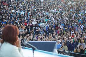 Cristina en Quilmes: inauguró un microestadio y dijo que el pueblo está siendo sometido "a un sacrificio inútil"