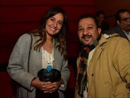 كانت أول زيجات حلا شيحة في عام 2004، إلا أنه بعد عقد قرانهم، وقبل حفل الزفاف فوجئ الجمهور بانفصل حلا شيحة وهاني عادل، ووقتها أوضح هاني عادل إن الطلاق حدث بينه وبين حلا في هدوء شديد، فهناك بعض الأشياء التي تجعل علاقات الحب لا تكتمل ولا يكون أحد الطرفين له صلة بها. Ø­Ù„Ø§ ÙˆÙ‡Ù†Ø§ Ø´ÙŠØ­Ø© ÙˆØ§Ù„Ù†Ø¬ÙˆÙ… ÙÙŠ Ø¹Ø±Ø¶ Ø§Ù„Ø¶ÙŠÙ ØµÙˆØ± Ù…Ø¬Ù„Ø© Ø§Ù„Ø¬Ø±Ø³