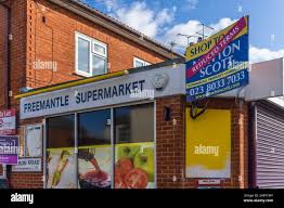 Fachada Escaparate De Un Pequeno Supermercado Clausurado Recientemente En Southampton Inglaterra Reino Unido Fotografia De Stock Alamy
