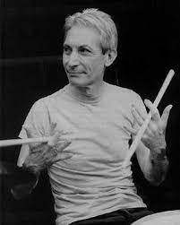 Es un día triste para el mundo de la música, el legendario miembro de los rolling stones, charlie watts, falleció el martes 24 de agosto a sus 80 años. Urc80sfaevtz M