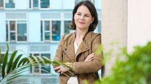 An entscheidender stelle ihrer karriere setzte sie ihren bildungsgrad ein. Annalena Baerbock Es Ist Gut Dass Endlich Mehr Mutter In Der Politik Sind B Z Berlin