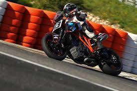 His producer, bilal, suggests that far'hook take his place accompanying his father serge on a tour of all of the ports of france, following the path taken by the painter joseph vernet. Moto Tour Le Ponot Pierre Lemos Vise Le Podium Zoomdici