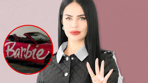 Funcionaria llega con coche de Barbie al Senado de la República: 'Sé lo que quieras ser' - PorEsto