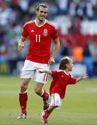 Gareth frank bale was born in cardiff, wales. Gareth Bale Shows Family Man Side Celebrating Wales Euro 2016 Last 16 Success With His Daughter Mirror Online