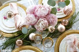 Elegant Holiday Table Setting With Gold And Pink Christmas Decorations Holiday Table Settings Pink Christmas Table Christmas Table