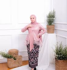 Model kebaya brokat muslim saat ini memiliki desain yang elegan dan mewah. Set Kebaya Brukat Songket Kebaya Brokat Modern Sarimbit Motif Baju Pesta Baju Songket Akita Kebaya Kondangan Brukat Baju Tunangan Baju Kawinan Kebaya Wisuda Lazada Indonesia