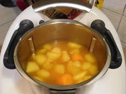 Une recette toute simple avec le thermomix, des carottes, une courgette, des pommes de terre, un blanc de poireau, un oignon, un cube de. Soupe De Legumes Thermomix Blog Cuisine Thermomix Avec Recettes Pour Le Tm5 Tm31