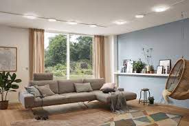 Ein modernes, pur weißes wohnzimmer kann leicht mit farbiger led beleuchtung total verändert werden. Beleuchtung Im Wohnzimmer Ideen Tipps Paulmann Licht