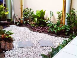 Sekeliling taman tersebut dipenuhi rumput. Platform Properti Terlengkap Dan Kumpulan Desain Rumah Yuk Intip Desain Taman Depan Rumah Minimalis Lahan Sempit Dengan Kerikil Desain Rumah Minimalis Desain Rumah Idaman Desain Rumah Sederhana Desain Interior Rumah