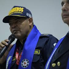 Gobierno planea cambiar al director de Bomberos en medio de incendios