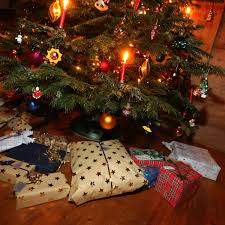 Ab wann weihnachtsdeko zu hause aufgestellt und aufgehängt wird, ist deine ganz eigene entscheidung. Weihnachtsbaum Frisch Halten So Lebt Die Tanne Viel Langer Verbraucher