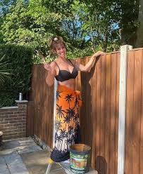 Busty milf hot mom homemade amateur mature wife. Linda Lusardi 61 Strips Down To Bikini With Busty Display After Beating Coronavirus Top Movie And Tv