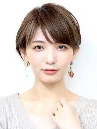 大人可愛いショートベージュ 丸顔 30代 40代におすすめビジネス オフィス クール マニッシュ小顔アシメ 斜め前髪 流し前髪 ベージュグレイカラー 白髪染め ヘアサロン予約 ozmallビューティ ヘアサロン 白髪染め 髪 ミディアム