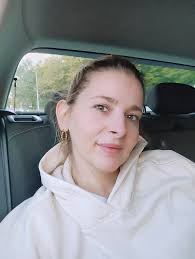 Espere vivendo e aproveitando cada dia. Dias normais, dias banais, dias sem  conquistas. Até porque, se olharmos bem á nossa volta. As nossas maiores  conquistas estão tão pertinho de nós 🫂. 💛