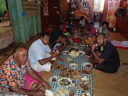 This Is An Image Of A Fijian Family Eating Either Their Breakfast Or Lunch On What They Call Their Tablecloth Which Y Fijian Etiquette And Manners Eat Together
