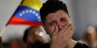 Duelo colectivo y resistencia: la batalla psicológica de Venezuela un año  después de las elecciones