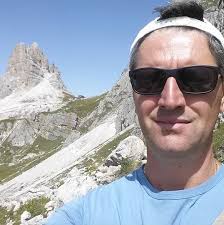 Il Giappone ha appena mostrato qualcosa che sembra magia pura. Un piccolo  dispositivo, più piccolo di una scatola di fiammiferi, riesce a generare  elettricità dall'aria e dall'umidità. Senza sole. Senza vento. Senza