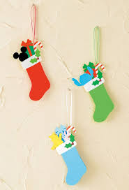 色とりどりの靴下にプレゼントやスティック型のキャンディ そしてディズニーのキャラクターが詰め合わされたかわいらしい作品 カードとしてはもちろん ツリーのオーナメントとしてつり下げても素敵 ミッキーは赤い靴下 スティッチは緑色 プーさんとピ