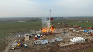 Un incendiu a izbucnit în noaptea de duminică spre luni la o sondă de gaz din localitatea moftinu mare, la faţa locului fiind peste de 30 pompieri care încearcă să la faţa locului intervin 34 de angajaţi ai isu satu mare, 29 de subofiţeri şi cinci ofiţeri, cu şapte autospeciale de stingere şi o autoscară de lucru la. Ce Spune Raed Arafat Despre Incendiul De La Sonda Din Satu Mare Nu PrezintÄ Risc Pentru PopulaÅ£ie Focul Este Nestins De Zece Zile Galerie Foto