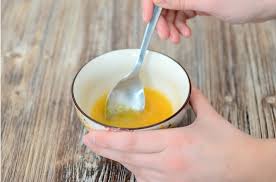 ترطيبة طبيعية بالبيض العسل وزيت جوز الهند تعطي لمعان للشعر Tableware