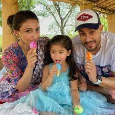 She posed with him, their daughter inaaya, kunal's sister karishma and their parents. Inaaya Naumi Kemmu Turns Three Soha Ali Khan Pens A Sweet Birthday Note For Her Daughter Pinkvilla