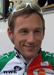 Mit oliver glasner verlassen auch seine beiden glasner unterschreibt bei eintracht einen dreijahresvertrag bis 2024 als cheftrainer, das gab die sge am mittwoch ebenfalls bekannt. File Bjorn Glasner Portrat Jpg Wikimedia Commons