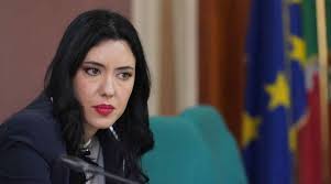 In 2018, she was elected to represent piedmont in the chamber of deputies. Lucia Azzolina Al Mare Dagospia Chiapp E Impiegatizio Lei Sbotta Ma Arriva Altro Articolo