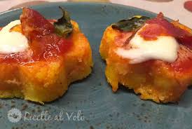 Un piatto di polenta incarna i ricordi di pranzi o cene in famiglia, con tutti i membri riuniti attorno a un piatto fumante di polenta al sugo o condita con formaggi saporiti. Crostini Di Polenta Ricette Al Volo