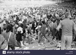 Heysel faciası, 29 mayıs 1985 günü brüksel'de oynanacak olan juventus ile liverpool arasındaki avrupa şampiyon kulüpler kupası final maçının başlamasından önce liverpool taraftarlarının. Warnung Graphic Content Juventus V Liverpool 1985 Europacup Finale Heysel Stadion Brussel Mittwoch 29 Mai 1985 Katastrophe Von Heysel Stadion 39 Menschen Meist Juventus Fans Starb Als Raketen Geworfen Durch Beide Satze Von Fans Uber Eine