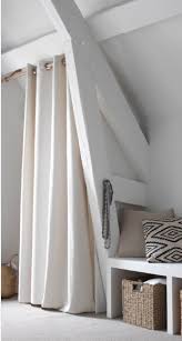 Pour Occulter Avec Elegance Des Rangements Amenages Dans La Sous Pente Installez Une Simple B Rangement Combles Amenagement Combles Chambre Decoration Combles