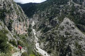 Die rindomo schlucht (auch bekannt als altomira gorge) verläuft von der spitze des profitis ilias (siehe taygetos) herunter und ist zu erreichen durch 2 wege: Lage Maniatiko Village Resort Stoupa Mani