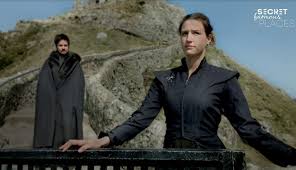 The new italian netflix terror series curon is set in the remote alpine town of the same name, located on the triple frontier with switzerland and austria in the province of bolzano (south tyrol). Paar Stellt Szenen Aus Tv Serien An Originalschauplatzen Nach Secret Famous Places Seite 1 Seriesly Awesome