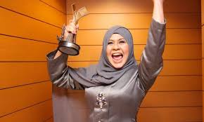 Beliau juga terlibat dalam penjayaan akademi fantasia musim 5 dan akademi. Ogy Ahmad Daud Pertikai Zamani Ke Final Gv5