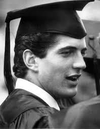 John F. Kennedy Jr. alla sua laurea alla Brown University, 1983. :  r/popculturechat