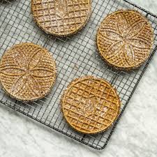 Sprinkle flat work surface with powdered sugar and place on disc of dough on top. Italian Christmas Cookies Food Wine
