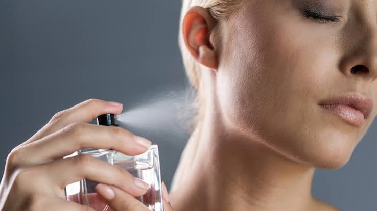 من استخدام الإسفنجة إلى رش العطر على الرقبة .. إجراءات شائعة للحفاظ على الجمال تضر بالصحة - RT Arabic