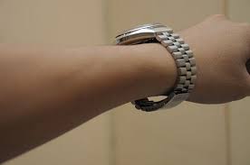 The watch should be able to stay properly on the wrist with no excess movement. Is It Right For My Wristwatch Not To Be Tight On My Wrist Quora