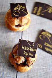 Food Illustration Description Voici Une Idee Sympa De Petits Choux A La Creme Patissiere Au Chocolat Ici Je Le Ramadan Desserts Ramadan Recipes Eid Food
