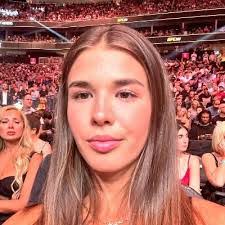 Dina Gee's Instagram, Twitter & Facebook