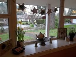 Whether your bay windows flood your living room with sunlight during the day or allow a cozy view into your yard from a breakfast nook in the kitchen, bay windows make an impressive impact. 35 Brain Blowing Bay Window Decorating Ideas That Will Replenish Your Energy Incredible Pictures Decoratorist
