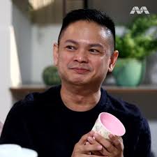 “你喜欢什么东西，不要急， 等就会有！努力等待就会有！” 😢 周崇庆等了24年终于上神台！ 🏆, Dennis Chew waited 24  years and he finally achieved the All-Time-Favourite Award at the recent  Star Awards 2021! 🏆, Watch more of 《Hear U Out S2