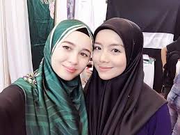 Menggunakan material premium dull satin yang lembut & sejuk. Emma Maembong My Sketchbook Shawl Startseite Facebook