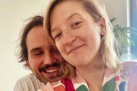 Zapragnęła być gwiazdą, chociaż kiedyś gardziła sławą. Lara Gessler Pozuje Z Corka W Swiatecznej Scenerii Ja Juz Swoj Prezent Na Swieta Dostalam