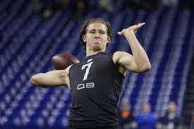 Er spielt für die los angeles chargers in der national football league (nfl). Chargers Top Pick Quarterback Justin Herbert Focusing On Playbook At Minicamp West Hawaii Today