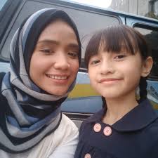 So he often became the laughter of his friends at school. Biodata Alyssa Dezek Selebriti Cilik Pemain Ukulele Azhan Co