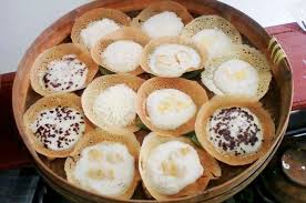 Klepon digawe saka tepung beras ketan lan dibentuk bunder kaya bal cilik lan tengahe diiseni gula jawa banjur digodhog ing jero banyu umub. Teks Deskripsi Bahasa Jawa Tentang Makanan Tradisional Berbagai Teks Penting