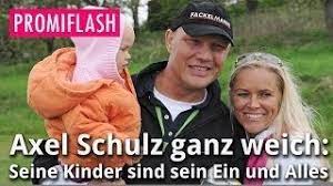Zeitgleich begrüßen wir einen prominenten gast. Axel Schulz Ganz Weich Seine Kinder Sind Sein Ein Und Alles Youtube