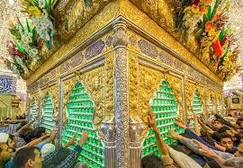 العتبة الحسينية وهو المكان الذي دفن فيه الحسين بن علي في كربلاء في العراق بعد معركة كربلاء عام 61 هـ، ويقصده المسلمين من طائفة الشيعة لأجل زيارته والتبرك بمرقدهِ. Ø¨Ø§Ù„ØµÙˆØ± Ø£Ø¬ÙˆØ§Ø¡ ÙØ±Ø­ ÙˆØ³Ø±ÙˆØ± ÙÛŒ Ø­Ø±Ù… Ø§Ù„Ø¥Ù…Ø§Ù… Ø§Ù„Ø­Ø³ÛŒÙ† Ø¹ ÙÛŒ Ø°Ú©Ø±Ù‰ Ù…ÛŒÙ„Ø§Ø¯Ù‡ Ø§Ù„Ø£Ø®Ø¨Ø§Ø± Ø«Ù‚Ø§ÙØ© Ùˆ Ø¹Ù„ÙˆÙ… ÙˆÚ©Ø§Ù„Ø© ØªØ³Ù†ÛŒÙ… Ø§Ù„Ø¯ÙˆÙ„ÛŒØ© Ù„Ù„Ø£Ù†Ø¨Ø§Ø¡